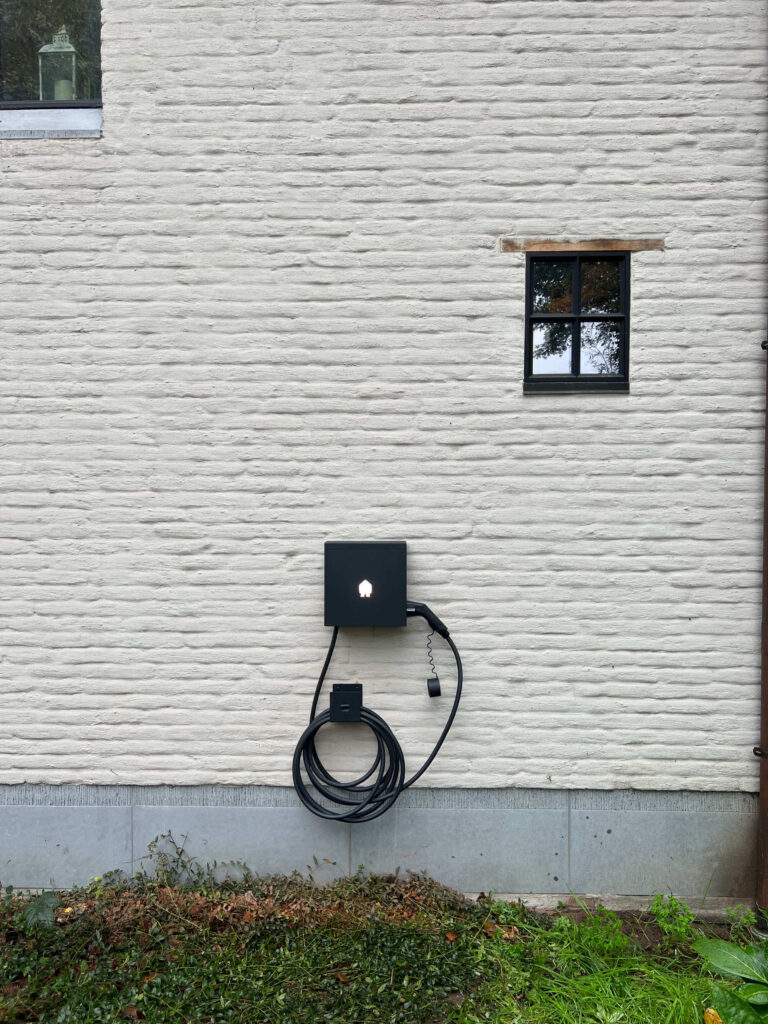 Moderne laadpaal aan woning